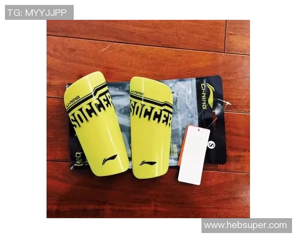 足球明星专用护膝图片展示运动员保护膝盖的重要性与时尚设计元素