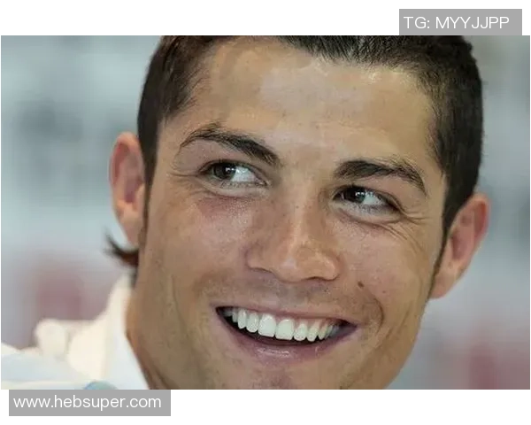 阳光下的足球明星展现迷人笑容的瞬间与激情